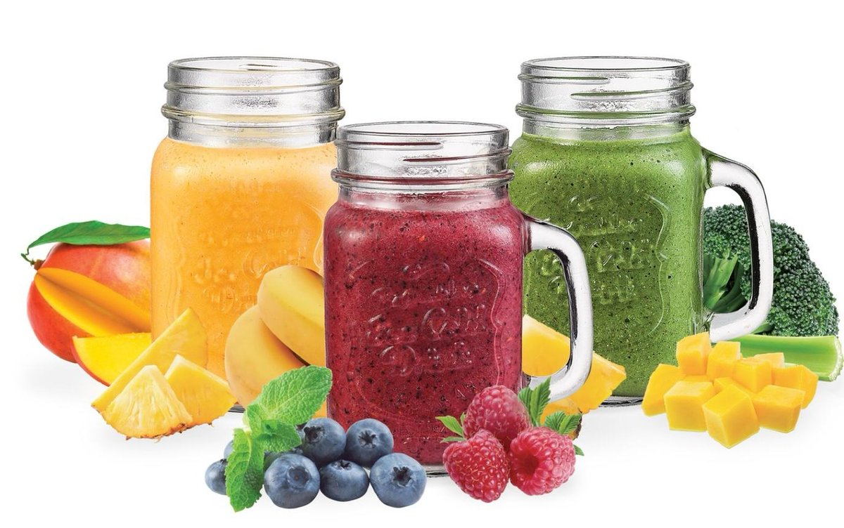 Drei frische Smoothies – Mango, Berry, Green